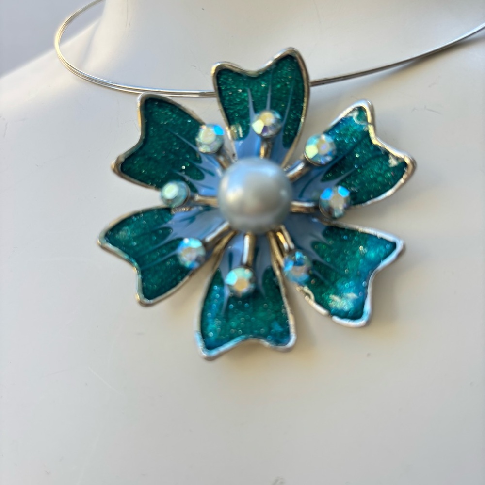 Hoop Necklace with Intricate Blue and Silver Floral Design - Picture 4 of 5